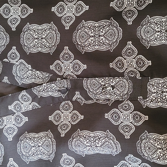 Rose and Olive Tiered Hemline Vee Neckline Graphic Print Dress - Size Medium - Picture 9 of 14